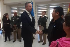 Cónsul entrante saludando autoridades legislativas de Villazon